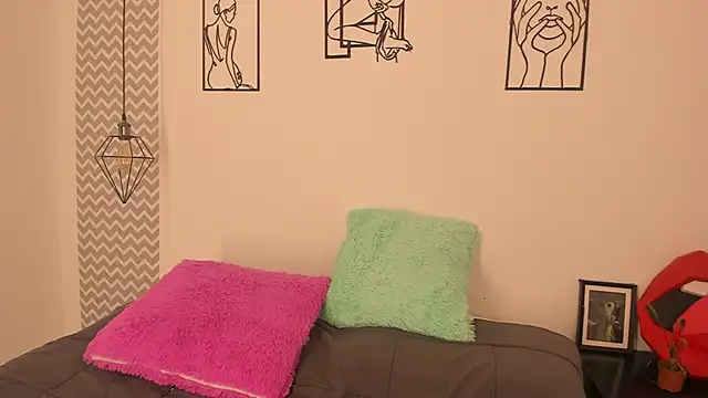 Snapshot of juanilittle chatting on 8, 9, 2025 juanilittle online show from 8, 9, 2025