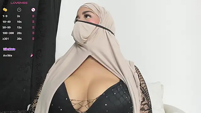 Snapshot of thaira_aly chatting on 4, 11, 2025 thaira aly online show from 4, 11, 2025