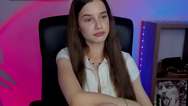 Snapshot of LuxMaya chatting on 1, 10, 2025 LuxMaya online show from 1, 10, 2025