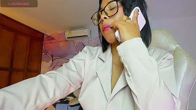 Elowen Clark online show from 18, 10, 2025