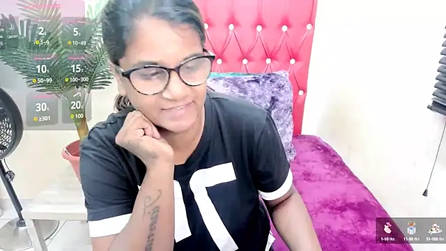 Strawberry Lips online show from 2, 10, 2025