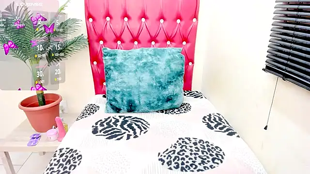 Strawberry Lips online show from 15, 10, 2025