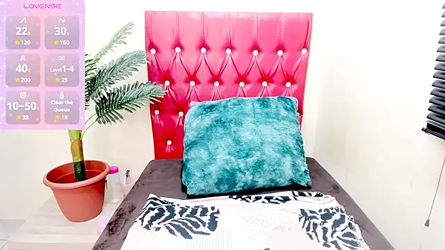 Strawberry Lips online show from 6, 11, 2025