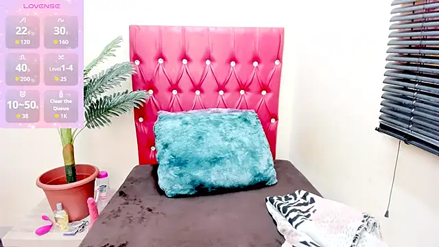 Strawberry Lips online show from 8, 11, 2025