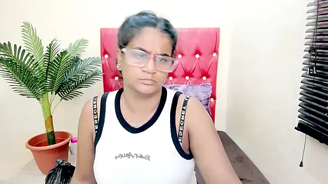 Strawberry Lips online show from 11, 11, 2025