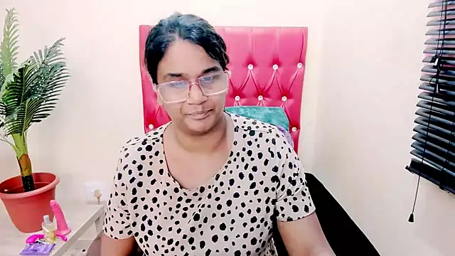 Strawberry Lips online show from 18, 11, 2025