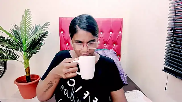 Strawberry Lips online show from 19, 11, 2025