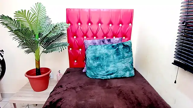 Strawberry Lips online show from 22, 11, 2025