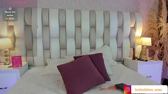 Viollet xoxo online show from 4, 2, 2026