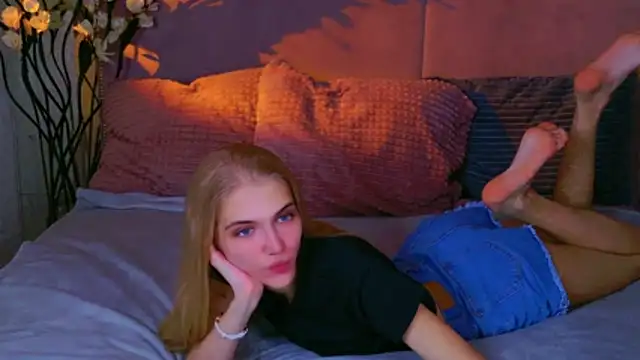 Snapshot of 4example_Chloe chatting on 15, 10, 2025 4example Chloe online show from 15, 10, 2025