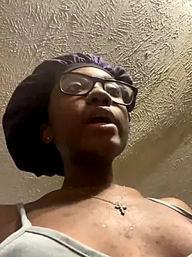 Snapshot of HennessyBaby21 chatting on 18, 11, 2025 HennessyBaby21 online show from 18, 11, 2025