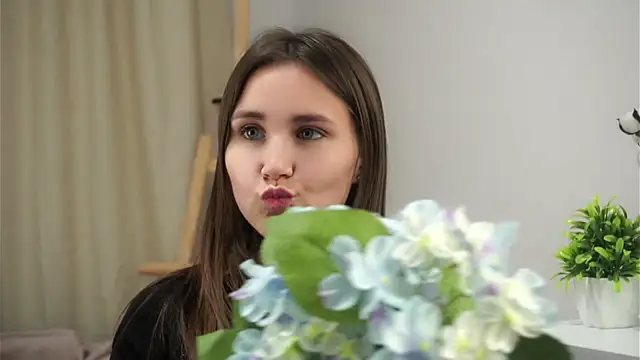 Snapshot of EthalFlowers chatting on 12, 10, 2025 EthalFlowers online show from 12, 10, 2025