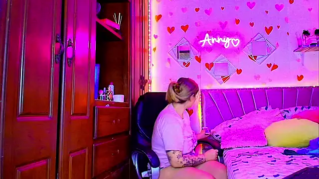 Anny Hurtado online show from 16, 12, 2025