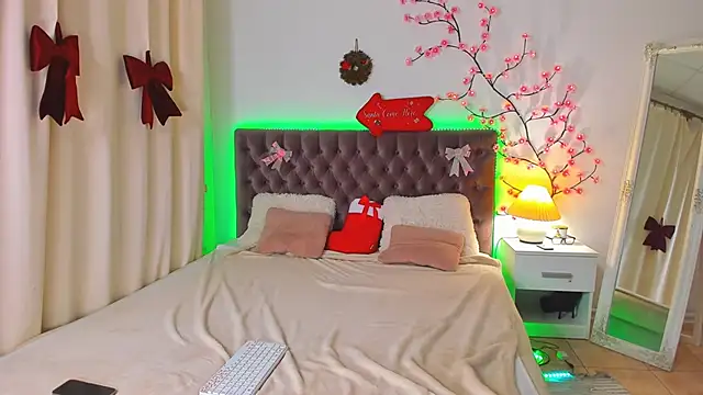 NikkiBustt online show from 22, 12, 2025