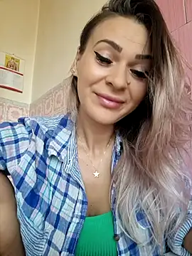 Snapshot of iSelena chatting on 18, 9, 2025 iSelena online show from 18, 9, 2025