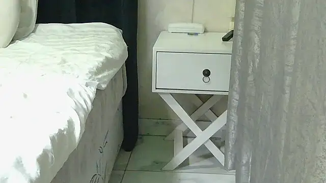 Petite Queenxx online show from 14, 9, 2025