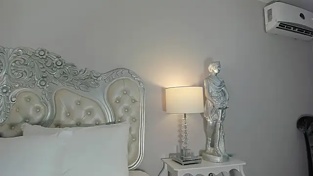 CarolineLee  online show from 13, 12, 2025