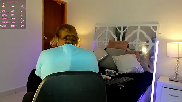 MikaelaStone online show from 18, 12, 2025