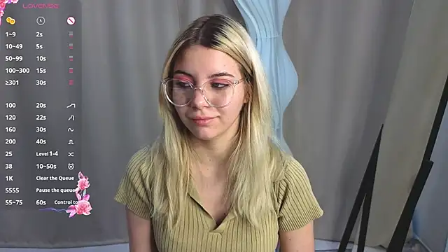 Snapshot of BlissBoardley chatting on 20, 10, 2025 BlissBoardley online show from 20, 10, 2025