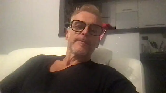 Axl hot online show from 22, 9, 2025