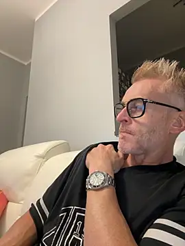 Axl hot online show from 26, 9, 2025