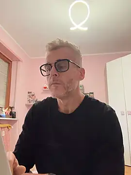 Axl hot online show from 3, 3, 2026