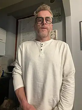 Axl hot online show from 22, 3, 2026