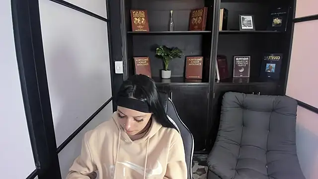 IvonnePrince  online show from 12, 9, 2025