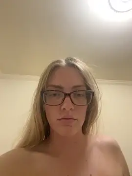 Snapshot of blondebaddi chatting on 7, 11, 2025 blondebaddi online show from 7, 11, 2025