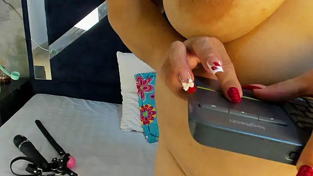 VanessaHard as online show from 6, 2, 2026