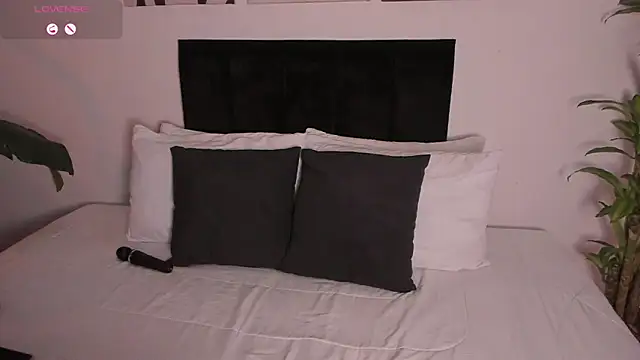 Snapshot of izzyvega__ chatting on 14, 10, 2025 izzyvega online show from 14, 10, 2025