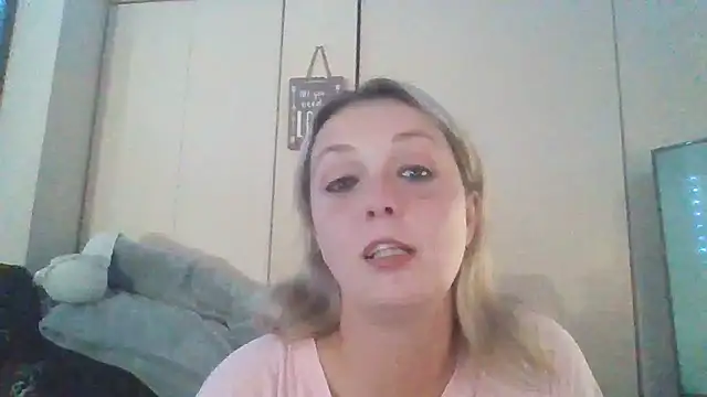 Candykissesxoxo online show from 2, 11, 2025