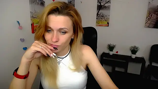 Snapshot of PeppyMia chatting on 8, 11, 2025 PeppyMia online show from 8, 11, 2025