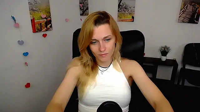 Snapshot of PeppyMia chatting on 9, 11, 2025 PeppyMia online show from 9, 11, 2025