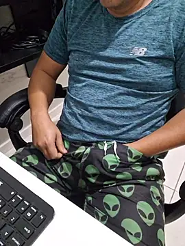 Snapshot of Carloskasado chatting on 28, 10, 2025 Carloskasado online show from 28, 10, 2025