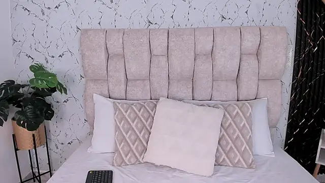 Snapshot of Laura_Ivy chatting on 10, 11, 2025 Laura Ivy online show from 10, 11, 2025