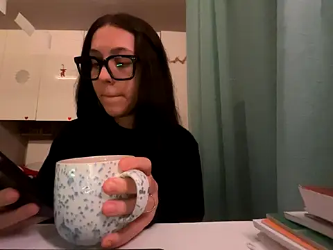 KissMeLater online show from 5, 10, 2025
