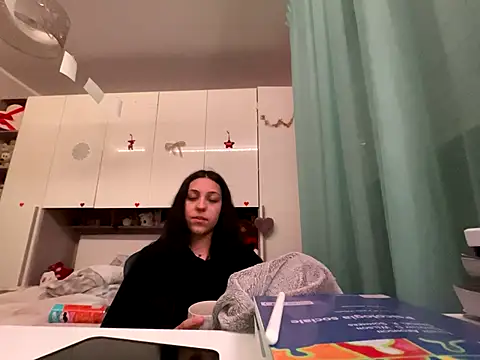 KissMeLater online show from 7, 10, 2025