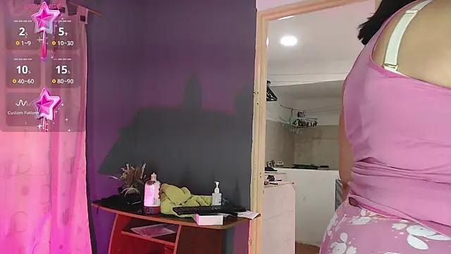 Snapshot of ROOSEQUEEN chatting on 13, 11, 2025 ROOSEQUEEN online show from 13, 11, 2025