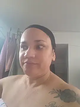 Snapshot of ROOSEQUEEN chatting on 28, 11, 2025 ROOSEQUEEN online show from 28, 11, 2025