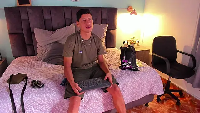 Snapshot of LaynorRoss_ chatting on 8, 9, 2025 LaynorRoss online show from 8, 9, 2025