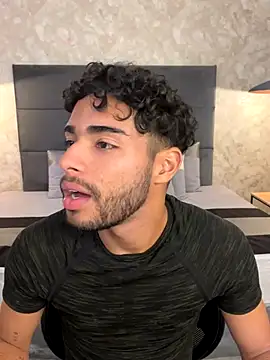 Snapshot of RaphaelDufort chatting on 8, 11, 2025 RaphaelDufort online show from 8, 11, 2025