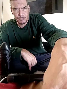 Snapshot of twitshe chatting on 24, 11, 2025 twitshe online show from 24, 11, 2025