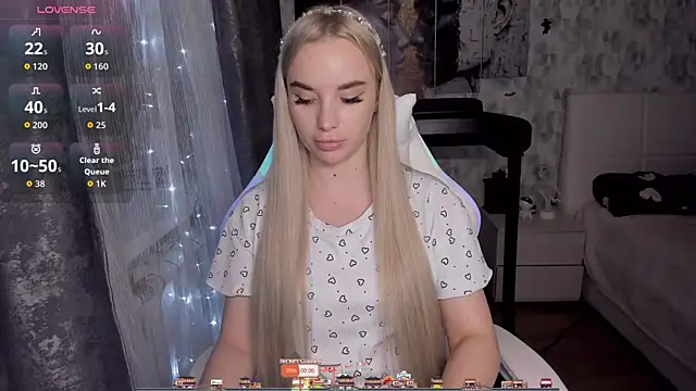 Snapshot of KiraKrox chatting on 9, 11, 2025 KiraKrox online show from 9, 11, 2025