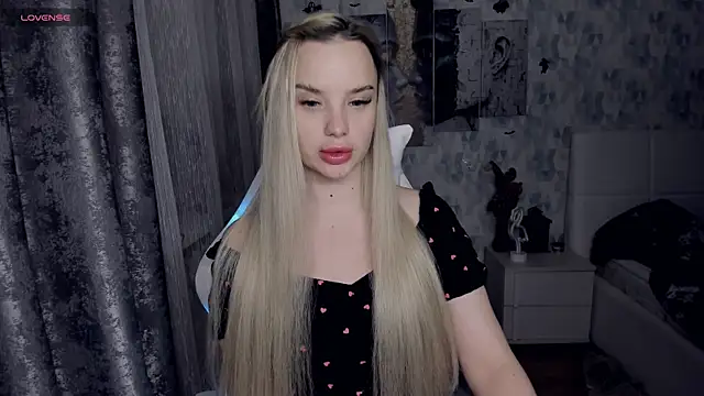 Snapshot of KiraKrox chatting on 17, 12, 2025 KiraKrox online show from 17, 12, 2025