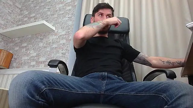 Snapshot of JonahShaw chatting on 19, 11, 2025 JonahShaw online show from 19, 11, 2025