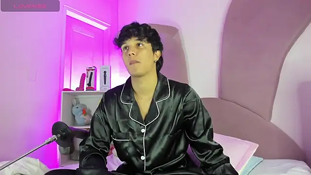 Leo Savage  online show from 12, 11, 2025