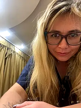 Crystal00Girl online show from 9, 10, 2025