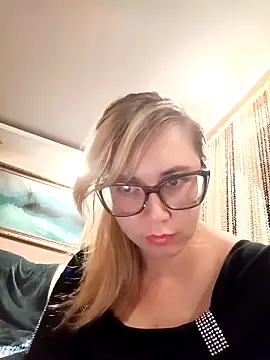 Crystal00Girl online show from 13, 10, 2025