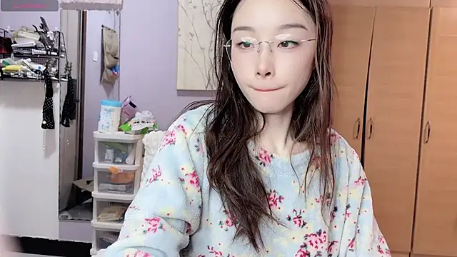 Snapshot of Y2Luvk chatting on 15, 11, 2025 Y2Luvk online show from 15, 11, 2025